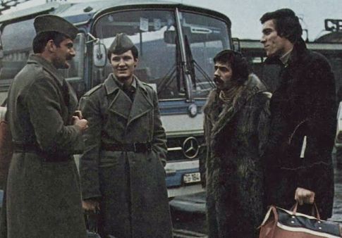 Uniformisani vs civili (sleva): Košarkaši Vinko Jelovac, Dragan Kapičić, Nikola Plećaš (stajling a la Del Boj iz "Mućki") i Rajko Gospodnetić (1976. godina)