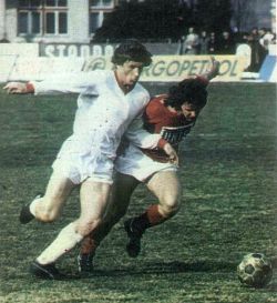 Velež - Sarajevo 5:0: Duel Safeta Sušića (levo, Sarajevo) i Džeme Hadžiabdića